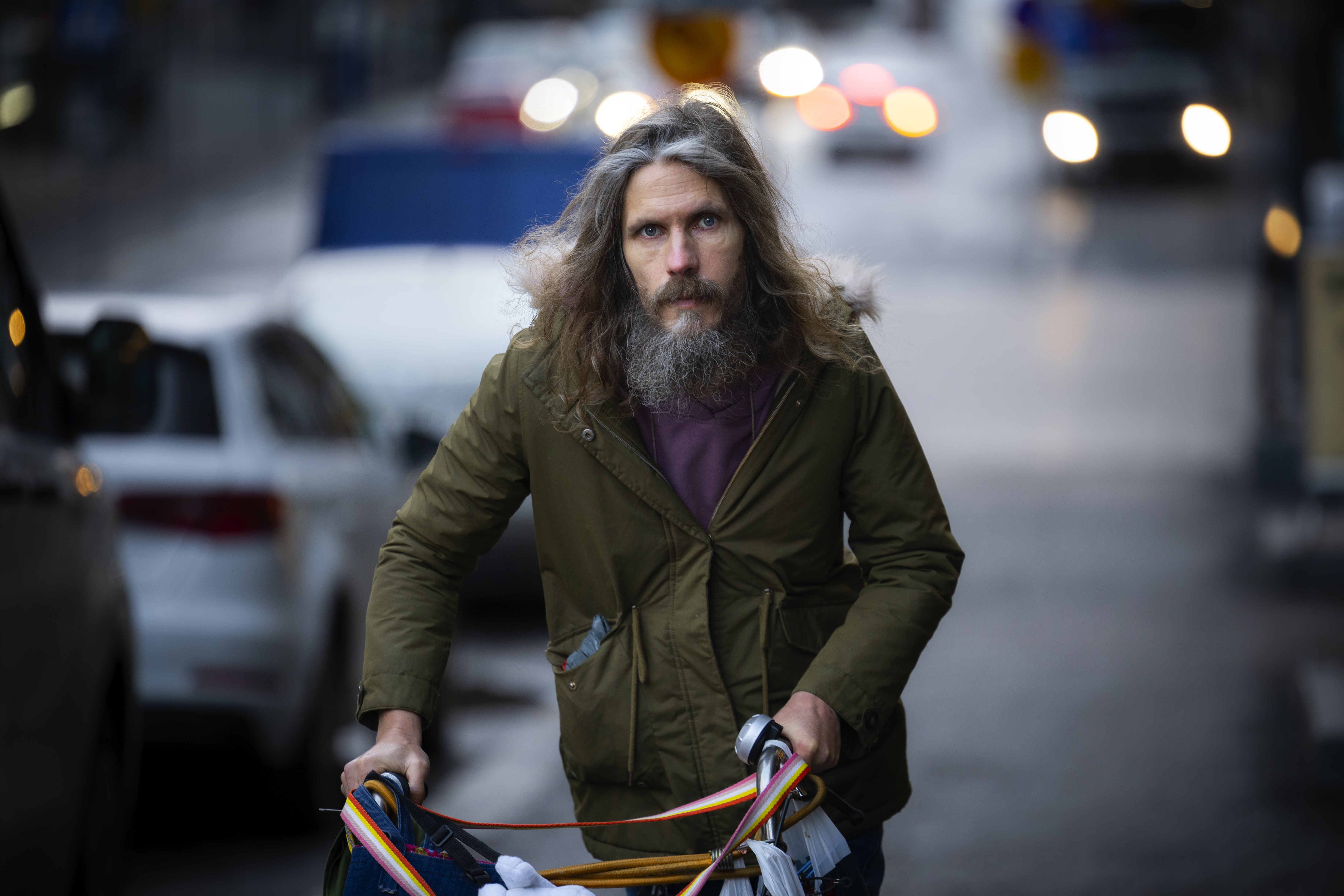 Lapsuuden tragedia muutti kaduilta tutun miehen elämän pysyvästi – Naisen yhteydenotto netissä toi uuden alun