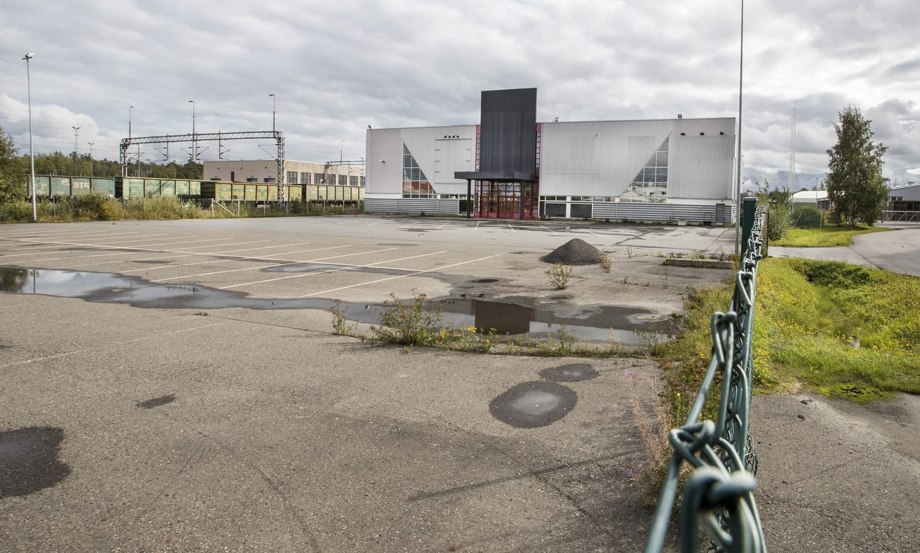 Uusi Club Teatria tulee tähän rakennukseen Oulun Limingantulliin Krouvintielle. Talossa on aiemmin toiminut Starkin rautakauppa.