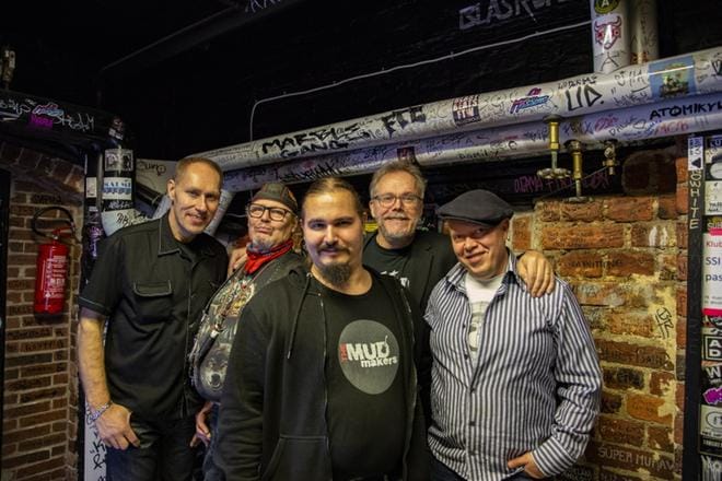 Rhythm ’n’ bluesia soittavaan Mudmakers-yhtyeeseen kuuluvat Mika ”Muddy” Lehtimäki, Tero Koskinen, Aleksi ja Harri Perkiö sekä Jouni Siljanto. Tampereella toimiva yhtye julkaisee tammikuussa debyyttilevynsä Mudcake.