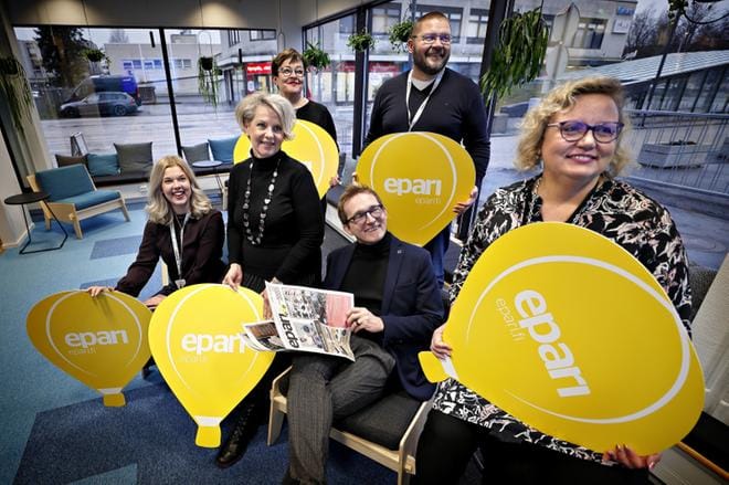 Eparin jengi seurasi virtuaalista palkintogaalaa jännittyneinä. Kuvassa toimittaja Virpi Kupiainen-Ämmälä (oik.), päätoimittaja Tero Hautamäki sekä Mervi Marttila, Emma Fält, Riitta Kvist ja Toni Lipponen myyntitiimistä. Kuva Tomi Kosonen