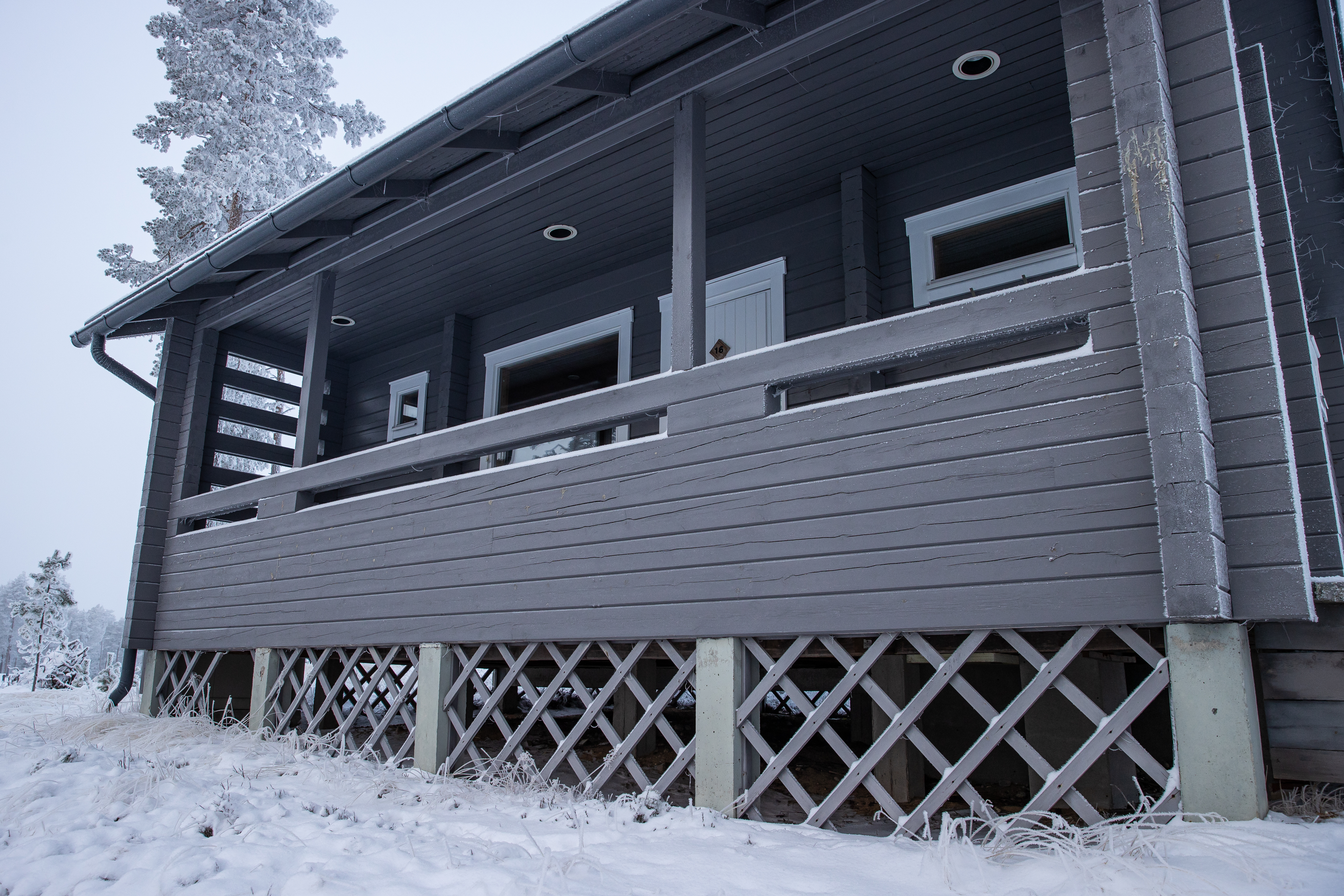 Tällä hetkellä käytössä olevissa mökeissä on tuulettuva alapohja, joka ei ole kovinkaan energiatehokas.