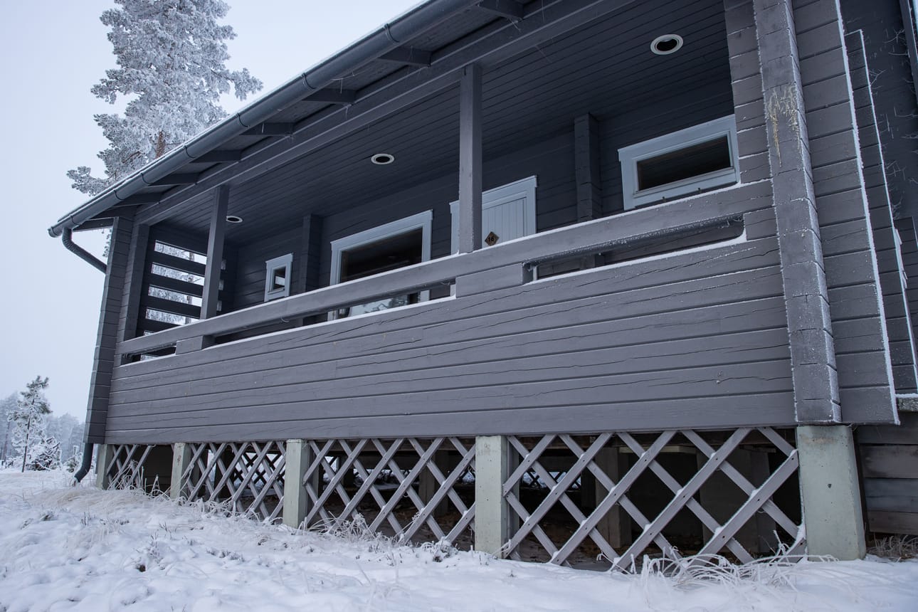 Tällä hetkellä käytössä olevissa mökeissä on tuulettuva alapohja, joka ei ole kovinkaan energiatehokas.