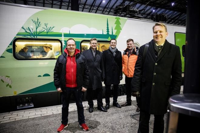 Yksityisen rahoituksen mahdollisuutta ratahankkeisiin pohtivat Harri Jaskari (oikealla), Peter Vesterbacka (vasemmalla), Ari Koponen (toinen vasemmalta), Sinuhe Wallinheimo (keskellä) ja Ville Skinnari (toinen oikealta) Helsingin rautatieasemalla. KUVA: Joel Maisalmi