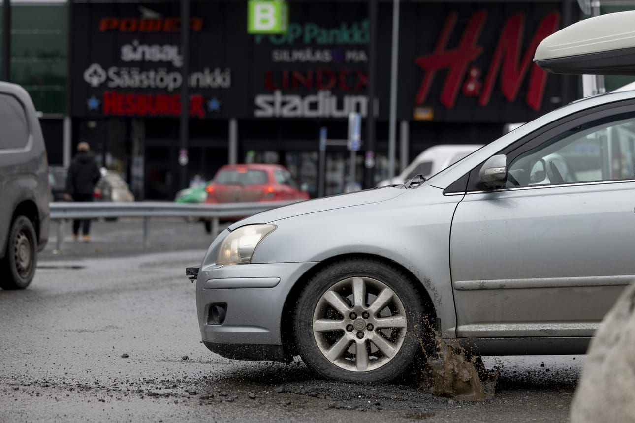 Seinäjoen Ideaparkin pihan kolot korjataan toimitusjohtaja Petri Hälin mukaan maanantaina 16. maaliskuuta. Edeltävänä perjantaina kuoppia oli jo täytetty.