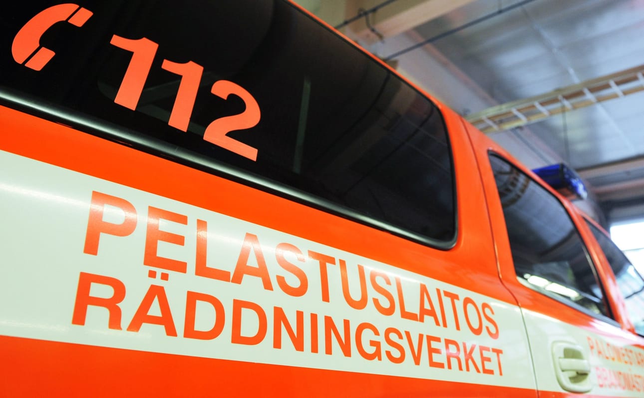 Pieni poika jäi päästään jumiin leikkipuistossa Oulussa lauantaina. Pelastuslaitos auttoi pojan pois kiipelistä. LEHTIKUVA / Vesa Moilanen