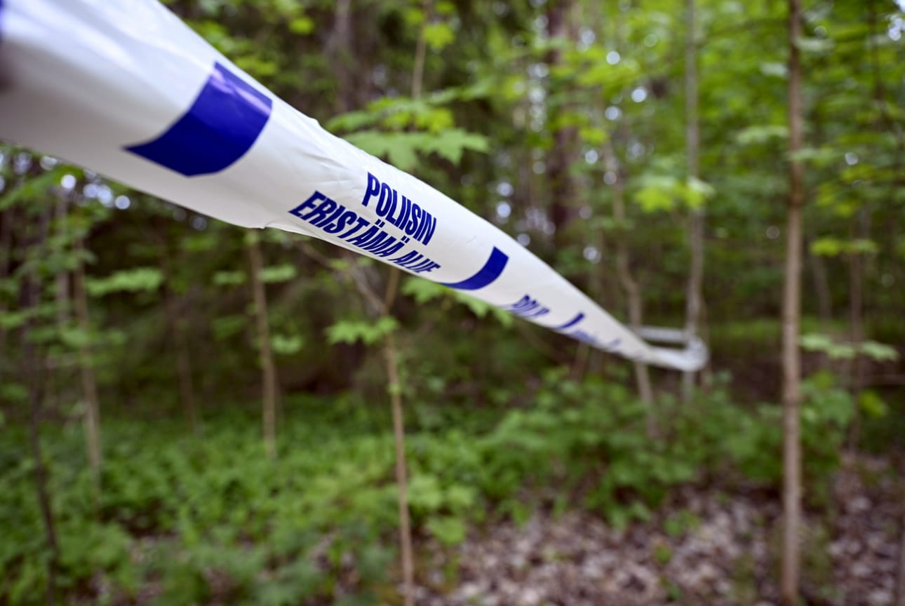 Poliisin nauhaa Valkeakoskella, jossa tyttö löytyi kuolleena metsästä ja tapausta tutkitaan henkirikoksena.