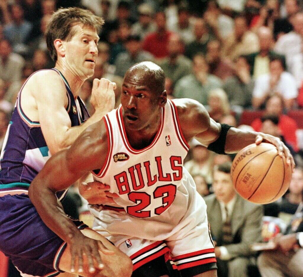 Koripallolegenda Michael Jordanin ainoa tunnettu yliopistopaita myytiin yli 1,1 miljoonalla eurolla