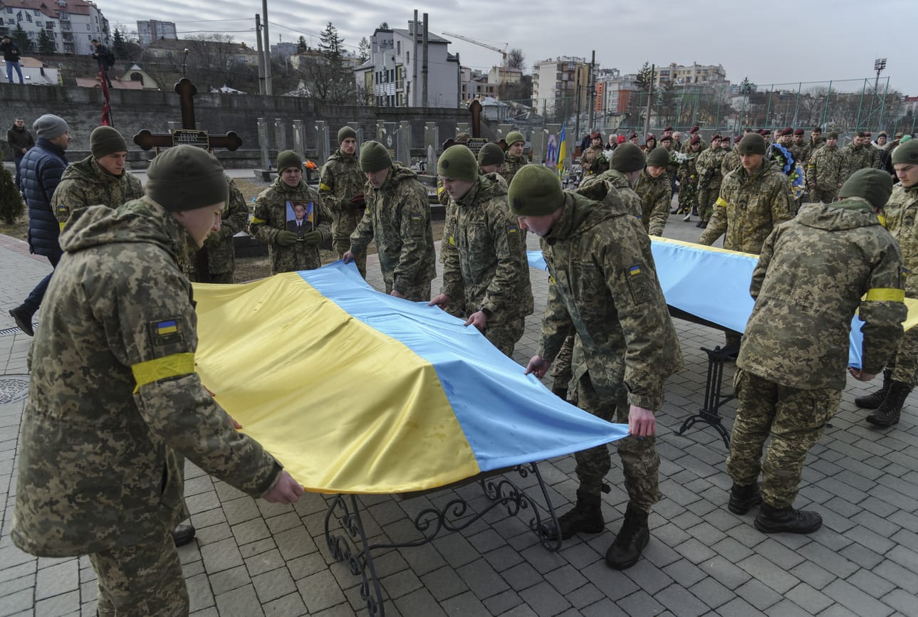 Ukrainan sotilaat ja perheenjäsenet osallistuivat kolmen kaatuneen hautajaisiin Länsi-Ukrainan Lvivissä 9. maaliskuuta. Muistotilaisuudessa kunnioitettiin kolmea Hersonin kaupungin lähellä taisteluissa surmansa saanutta Ukrainan sotilasta Dmytro Kotenkoa, Kyrylo Morozia and Vasyl Vyshyvanyi'a.