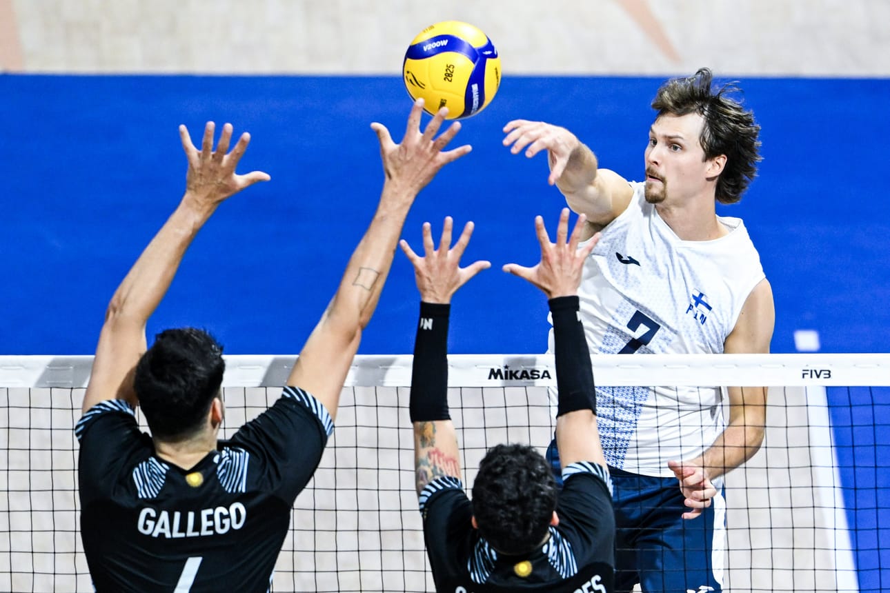 Viime syksyn MM-kisoissa Niko Suihkonen yritti ujuttaa pallon Argentiinan torjunnan ohi.