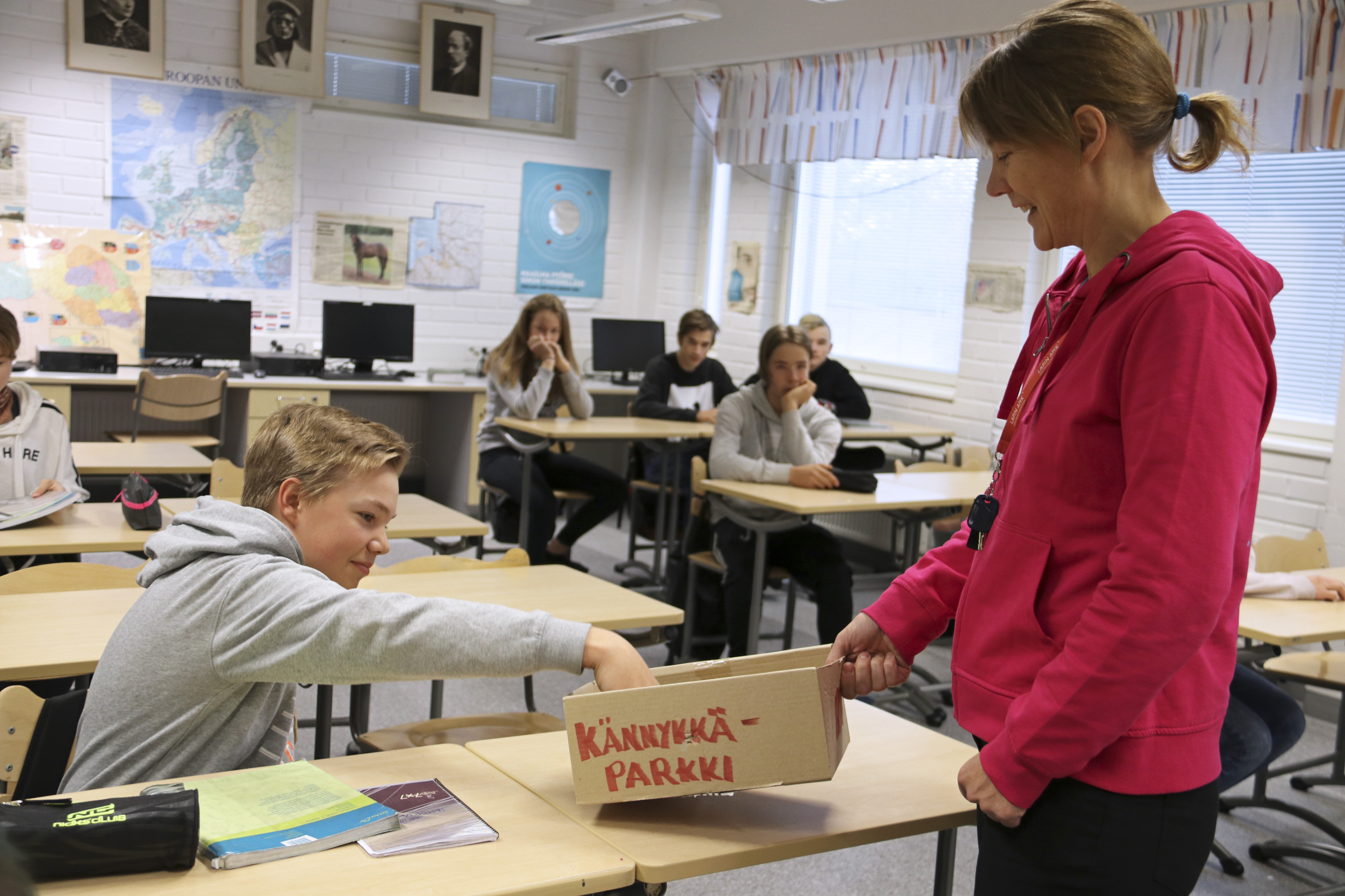 Veeti Ukura sujauttaa näytteeksi kännykkänsä Sari Laurilan pitelemään kännykkäparkkiin. Kännykkä joutuu parkkiin, jos se häiritsee oppitunnin kulkua. Tämä tilanne on lavastettu, eikä Ukuran puhelimesta todellisuudessa ollut häiriötä.