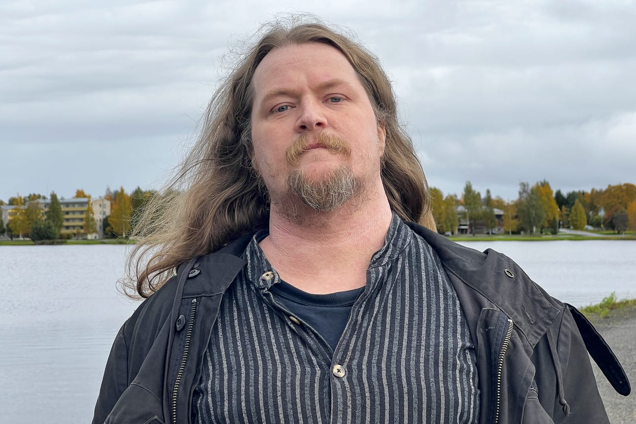 Vuosistaan hevimuusikkona Juha Jyrkäs ei välitä enää puhua. – Miksi haluaisin olla joku retkurokkari, jos voin olla moderni Lönnrot, hän kysyy.