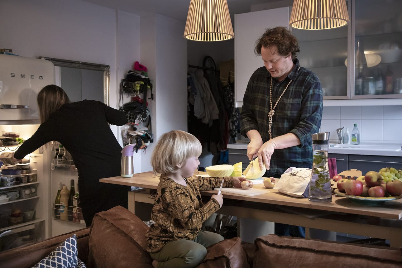 Kaksilapsisen perheen vanhemmat, Sara ja Florian Müssner, kertovat, että inflaatio Saksassa on näkynyt etenkin ruoan hinnan nousuna. LEHTIKUVA / Susanna Alatalo