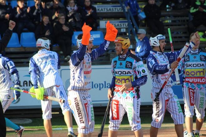 Vedon Olli Heikkala ja Severi Lassila juhlivat Janne Mäkelän kotiutusta kultakypärän suhtautuessa kriittisesti suoritukseensa. KUVA: TOMI OLLI