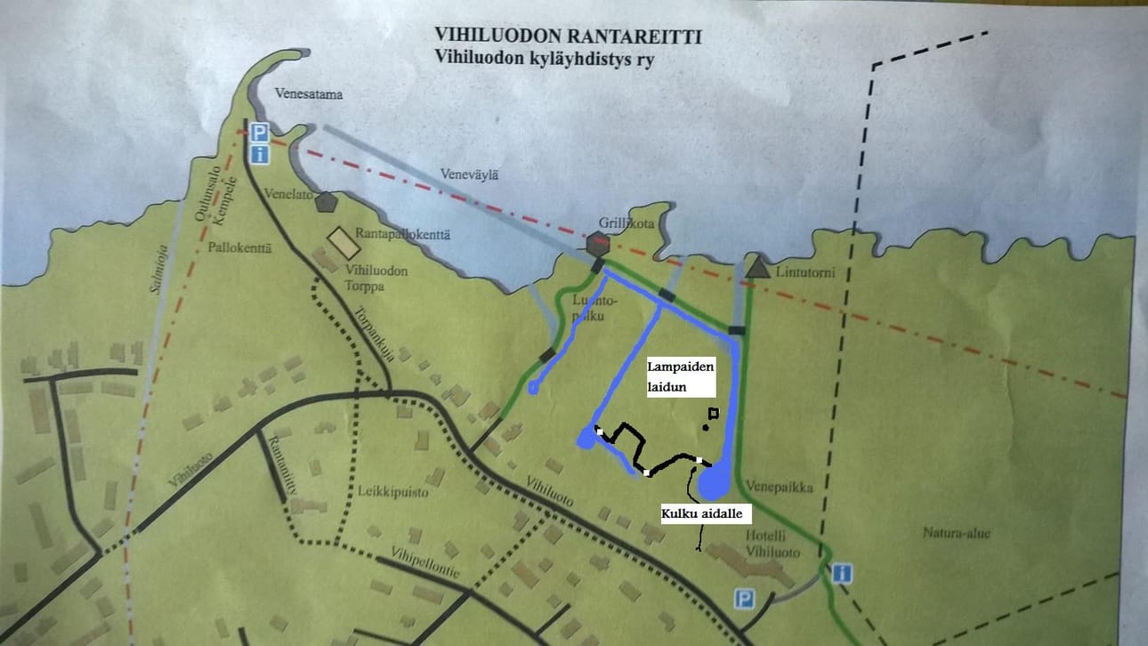 Lammasaidalle kulku tapahtuu Airport Hotellin pihan kautta, kanavan vieressä olevaa polkua pitkin.