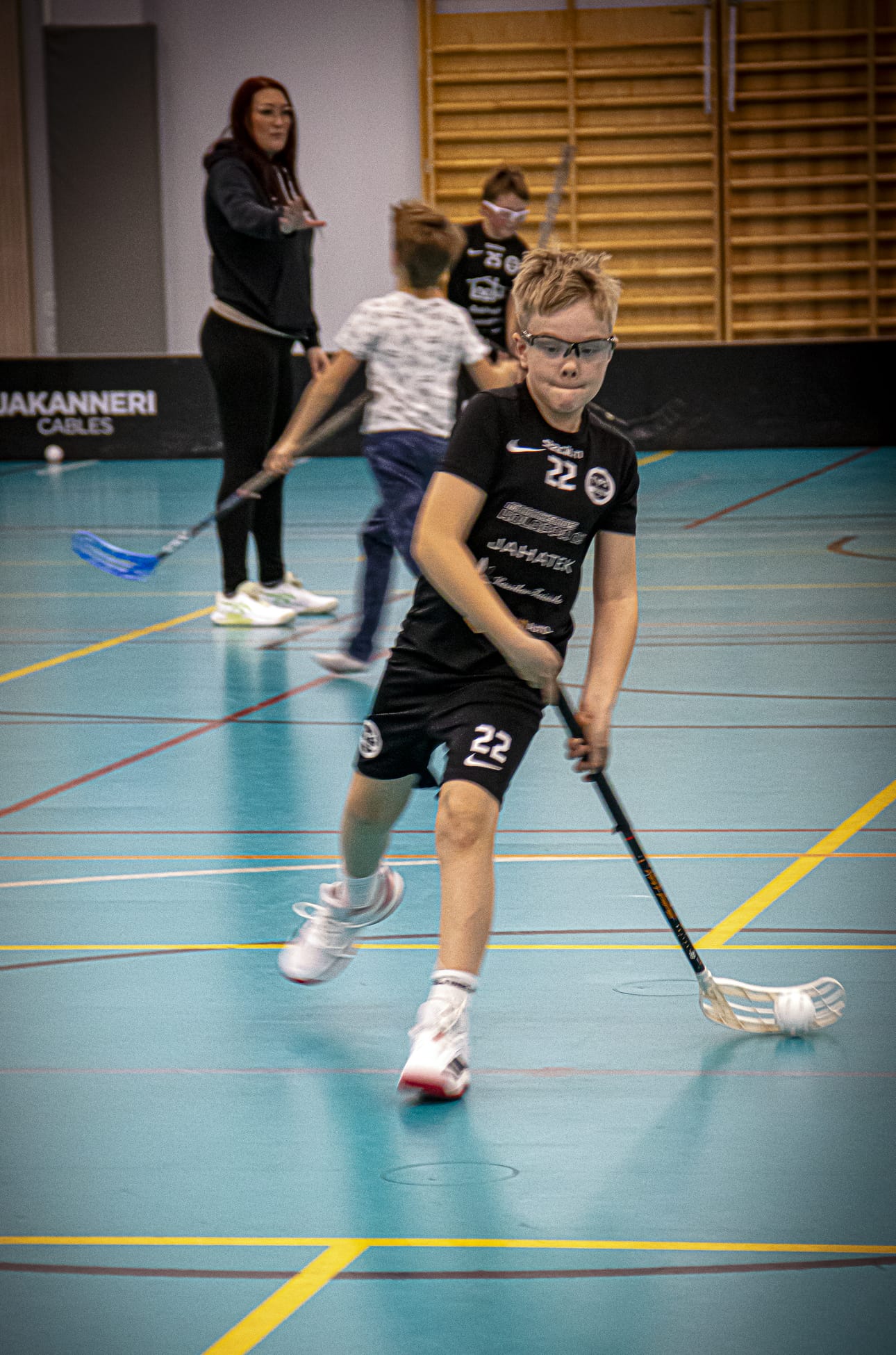 TyPSillä on hyvät harjoittelumahdollisuudet Rantaroustin koululla. Juniorit kokosivat salibandykaukalon nopeasti.