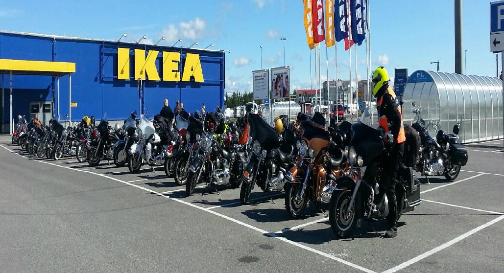 Pohjoismaisia motoristeja kokoontui Haaparannan Ikealle ennen Nordic Run -ajon maanantaipäivän etapin alkua. Mukana olevat motoristit ajavat Harley Davidson -merkkisillä moottoripyörillä.
