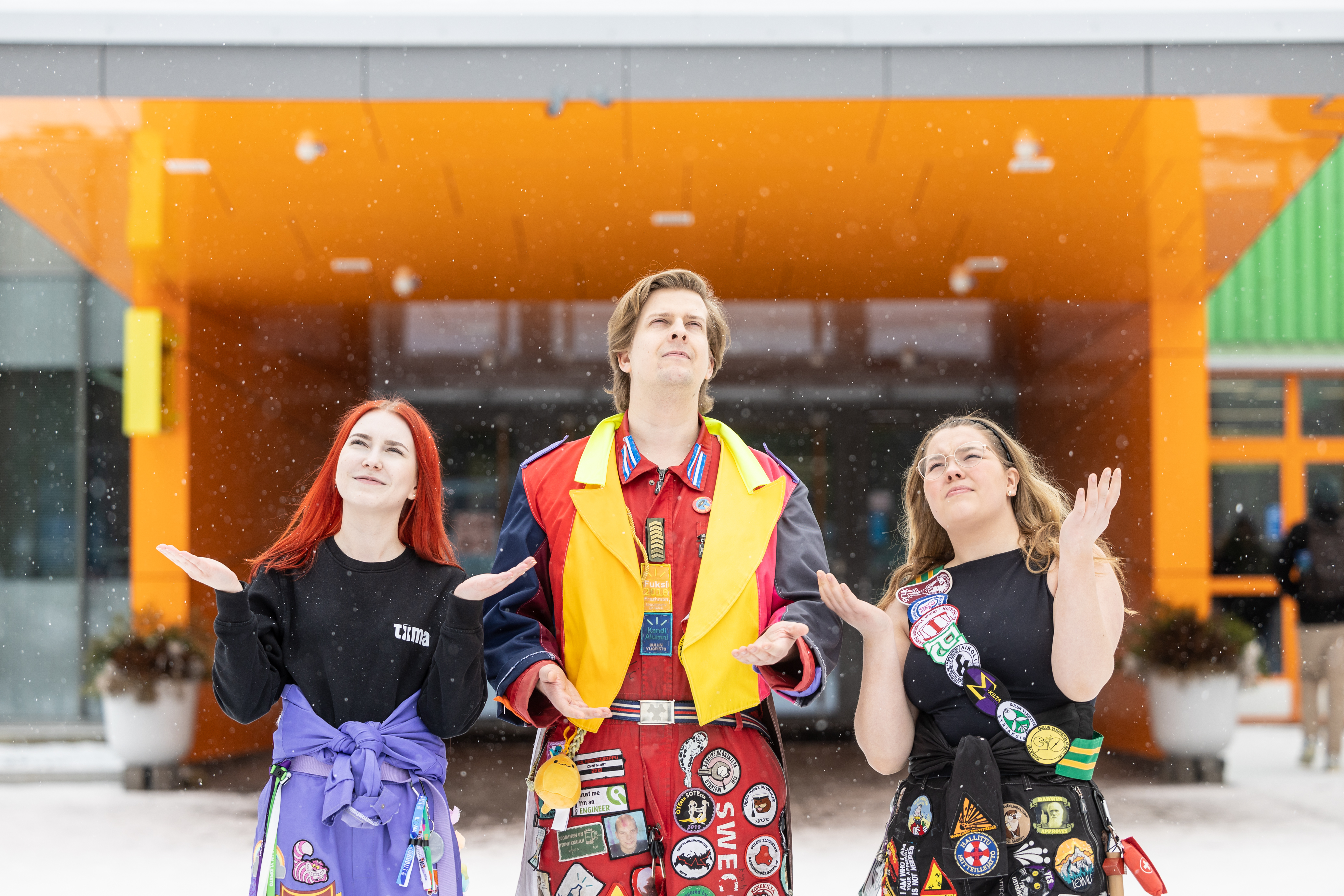 Kokeneet vapunviettäjät Vilma Sippola, Anton Kostiainen ja Sofia Saukko tietävät, että Oulussa kannattaa varautua myös lumisateeseen.