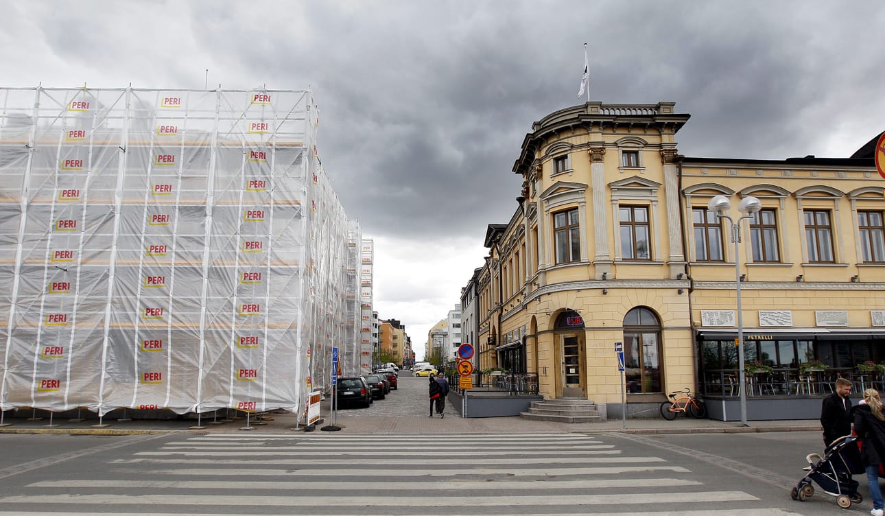 Oulun yliopiston arkkitehtiosasto oli viime kesäkuussa huppujen alla. Kaupunginhallitus antoi vastauksensa valtuustoaloitteeseen, jossa Oulun kaupungilta kaivattiin toimia, jotta Oulun yliopiston arkkitehtiosasto säilyisi keskustassa.
