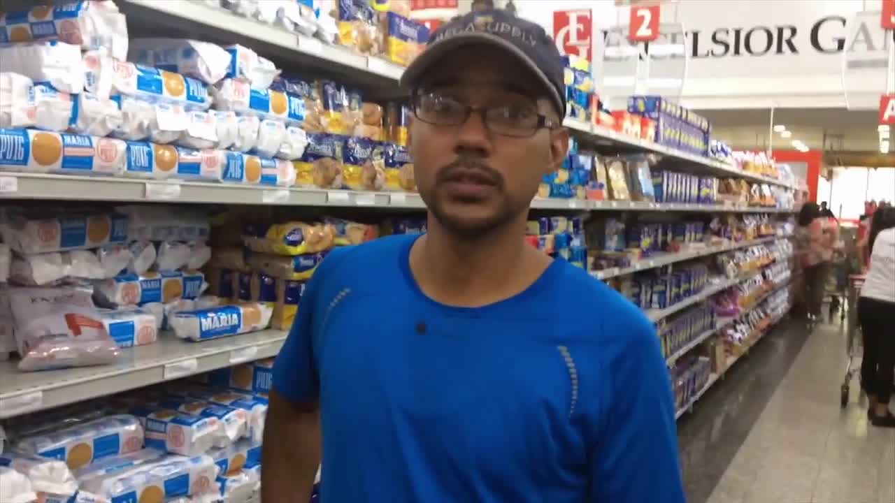 Venezuelalaisessa yksityisessä supermarketissa hyllyt notkuvat tavaraa