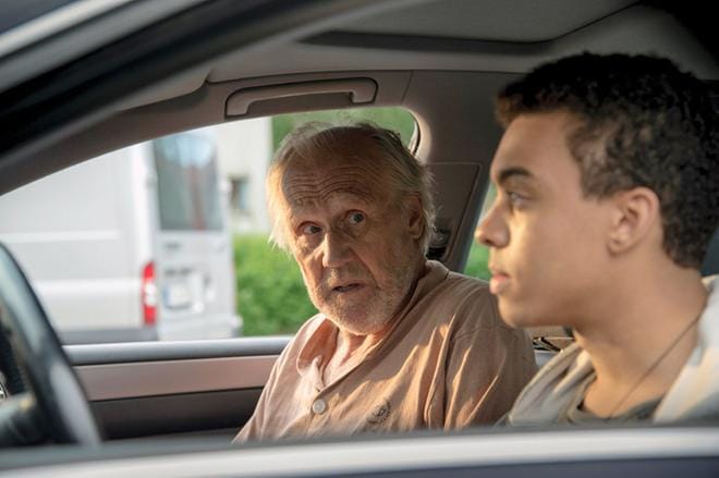Kamal (Noah Kin), 16, ja Veikko (Heikki Nousiainen), 76, päätyvät yhteiselle matkalle kohti Keski-Suomea. Kummallakin on salaisuutensa. KUVA: Yle Kuvapalvelu