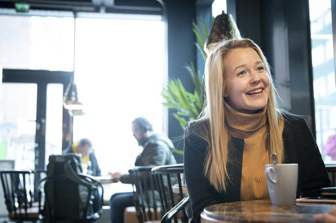 Baristana seitsemän vuotta työskennellyt Katja Nyman sanoo, että asiakaspalvelijoita on erilaisia. Hän ei tee eroa työminän ja vapaa-ajan minän välille. KUVA: Pekka Peura