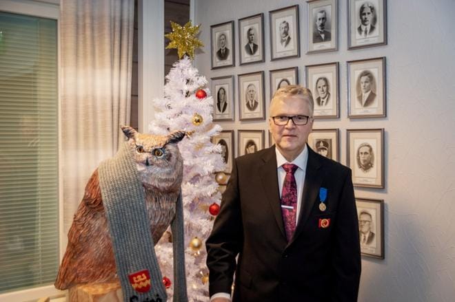 Eläkepäiville siirtyvä Soinin tekninen johtaja Pentti Honkola sai kunnan työntekijöiltä muistoksi Huuhkaja-puuveistoksen. KUVA: AARRE LÖYTÖMÄKI