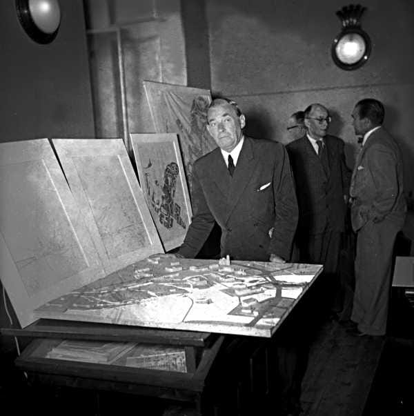 Alvar Aalto esitteli Oulussa 9. elokuuta 1956 suunnitelmaansa perustettavan yliopiston paikaksi. Oulujoen suistossa oli sija sillekin, Aalto katsoi. Hupisaaret jäivät kuitenkin vain haaveeksi.