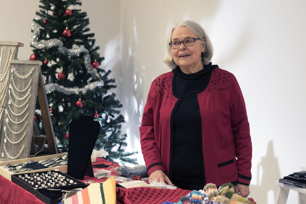Ritva Metsola saapuu joka vuosi siskonsa luo Rovaniemelle myymään heidän tekemiään koruja ja käsitöitä.
