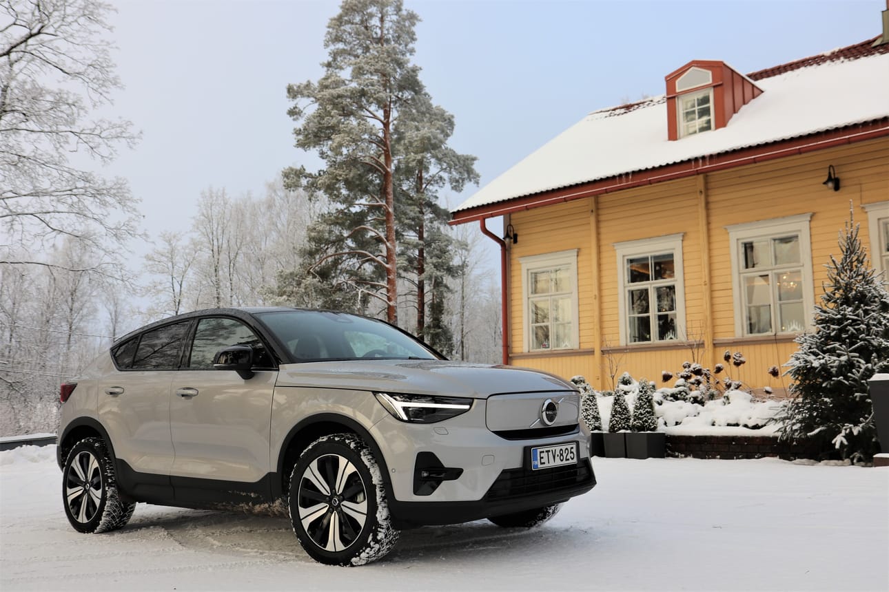 Volvo C40 on kompakti ulkoa, mutta ilahduttavan väljä sisältä. Talvikäytössä sähköauto on kaksiteräinen miekka: moottorin toimintaan ja auton suorituskykyyn pakkanen ei vaikuta mitenkään, mutta sähkönkulutus kasvaa helposti kolmanneksella kuten Volvolla kävi.