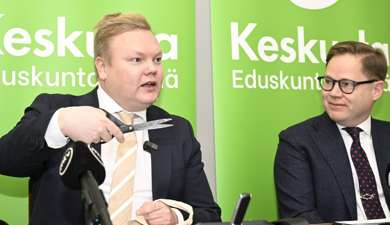 Keskustan eduskuntaryhmän puheenjohtaja Antti Kurvinen (vas.) kädessään sakset, vierellä keskustan vaihtoehdon valmistelua vetänyt puolueen varapuheenjohtaja, eduskunnan valtiovarainvaliokunnan puheenjohtaja Markus Lohi esittelivät puolueen vaihtoehdon Suomelle tiedotustilaisuudessa Helsingissä tiistaina.