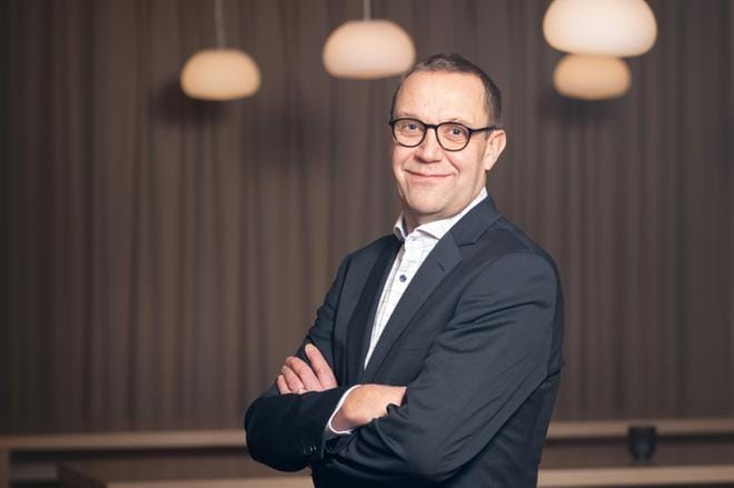 Ähtäriläinen Jari Lind oli aiemmin virassa Puolustusvoimissa. Hän kehuu entisen työnantajansa tarjoamia mahdollisuuksia.