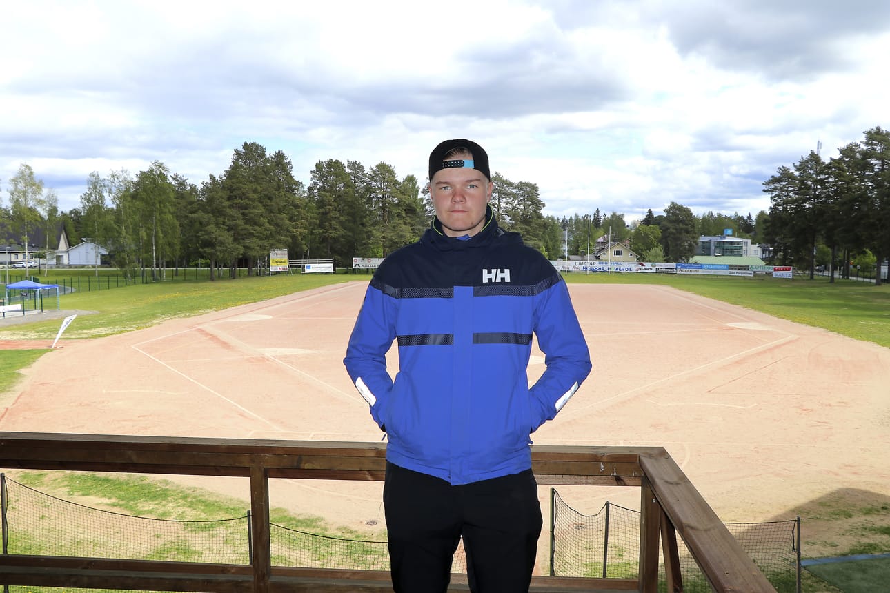 Päästäkseen paremmin tunnelmaan kiinni, Hyytiäinen seuraa pelitapahtumia lavalta käsin.