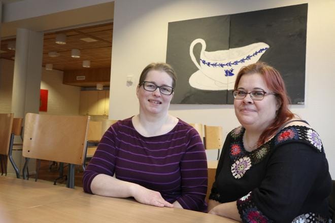 Lea Peltokangas (vas.) opettaa rieskan leipomista ja Sari Palmu antaa niksejä kierrätykseen kaikille nuorille tarkoitetussa toiminta-illassa, jonka teemana on Toimi ja toteuta käytännön tekoja - ympäristö kiittää. KUVA: SARI HEINILÄ