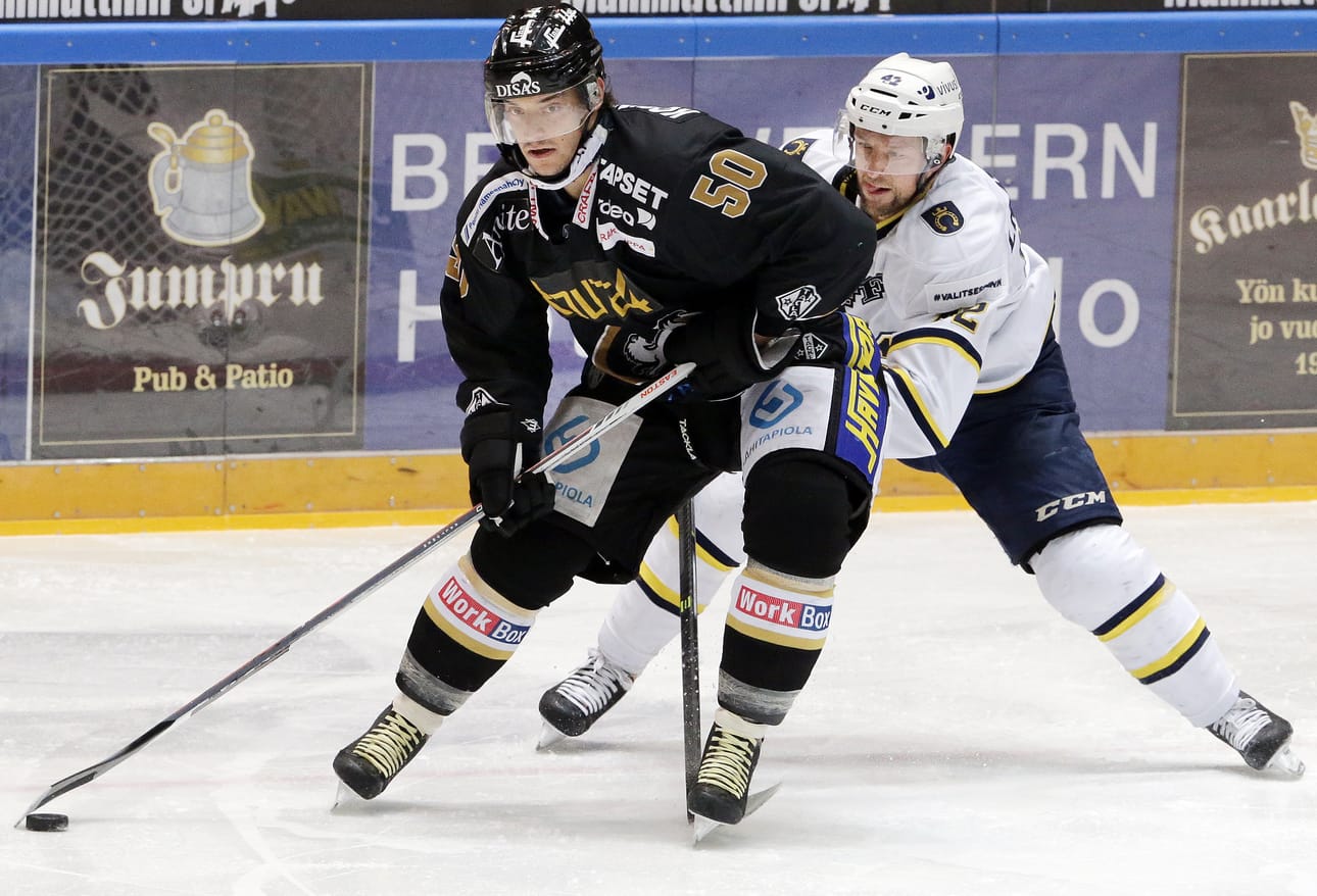 Kärppien Juhamatti Aaltonen (vas.) ja Arto Laatikainen ottivat yhteen Kärpät-Blues-ottelussa viime syksynä.