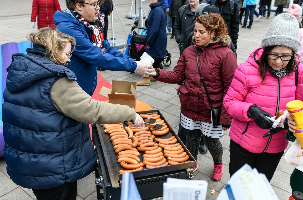 Makkaroita joutui jonottamaan toisin kuin muita tarjottavia.