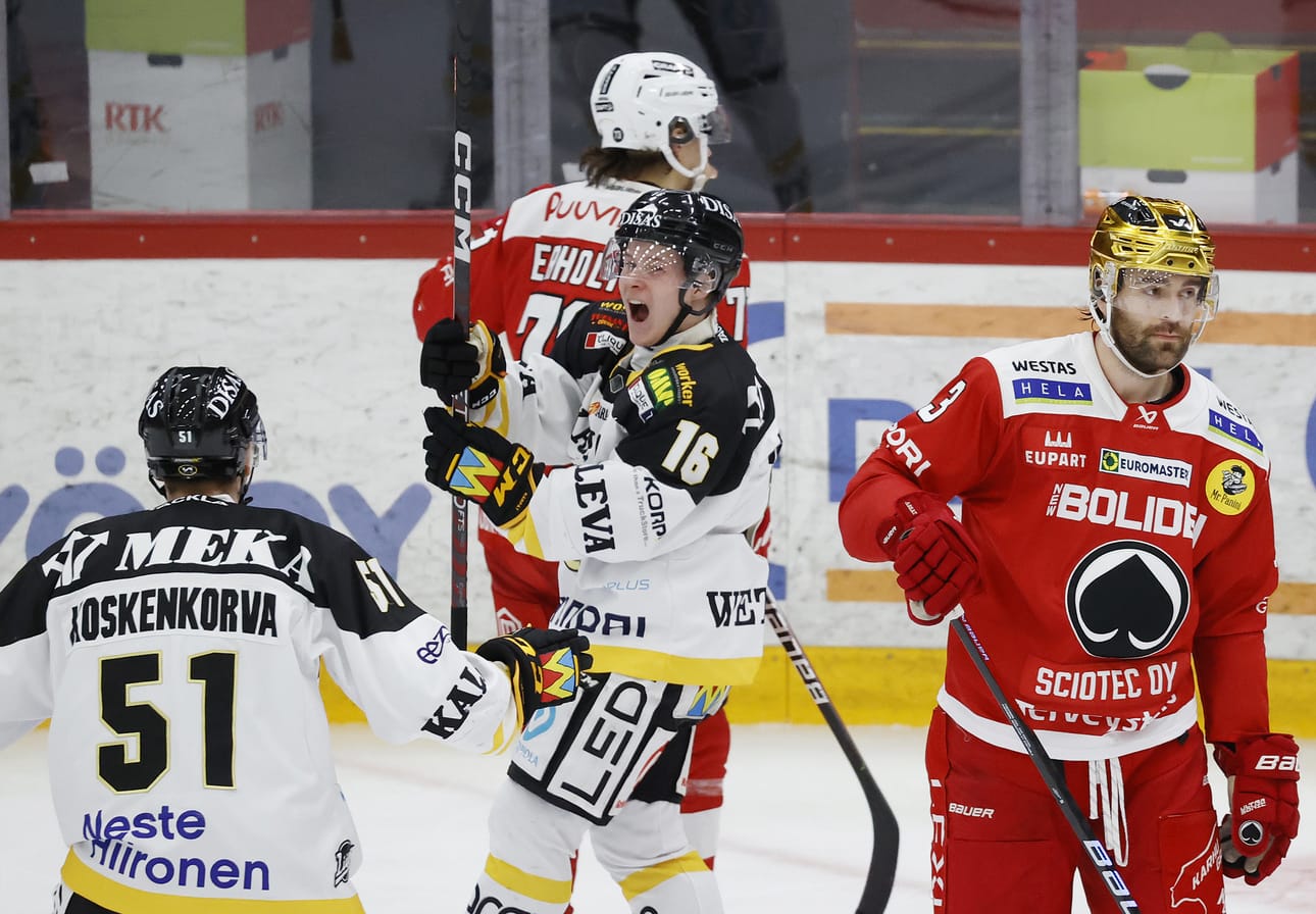 Maistuu, maistuu! Kärppien Ville Heikkala (16) tuuletti Porissa liigauransa avausosumaa. Ensimmäiseksi onnittelijaksi ehti Jesse Koskenkorva.