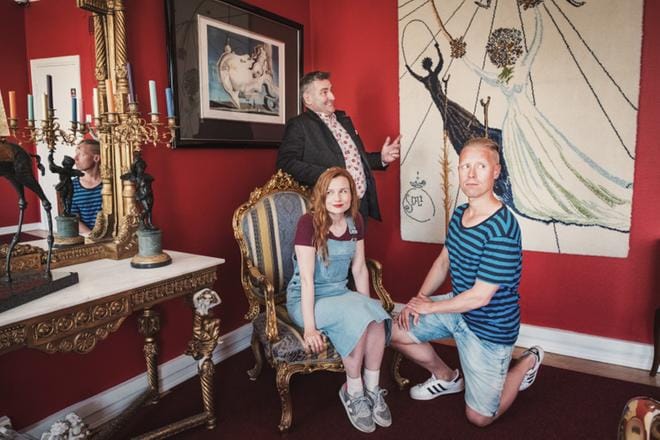 Hannamari Hoikkala ja Nicke Aldén ovat Egenlandin juontajat ja matkaoppaat. Ensimmäisessä jaksossa kaksikko käy Paraisten surrealistisessa Art Bankissa, jossa vaeltaa Salvador Dalin sielu. Taidepankin sielu on Ted Wallin (taustalla). KUVA: Maria Seppälä/Yle Kuvapalvelu