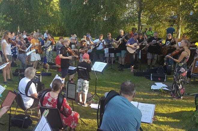 Orivesi All Stars valmistautumassa viime kesänä Kaustisen kansanmusiikkijuhlien konserttiin. Jotain yhtyeen kokoluokasta kertoo se, etteivät läheskään kaikki soittajat mahtuneet tähän kuvaan. Orivesi All Stars valittiin Vuoden yhtyeeksi Kaustisella vuonna 2015. KUVA: VELI-JUSSI LIETSALA