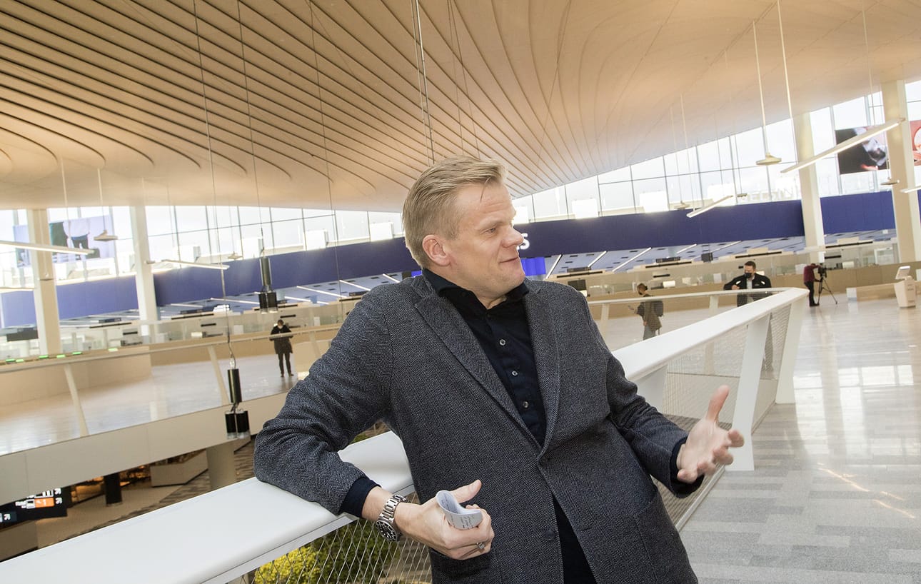 Pääarkkitehti Juho Grönholm halusi uuteen terminaaliin seikkailun ja lähdön tunnelmaa. Katto on tehty kotimaisesta kuusesta, ja sen muoto muistuttaa korkeuskäyriä. Katon on toteuttanut Raision Puusepät.