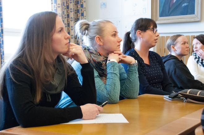Infoillassa olleet päiväkoti-ikäisten lasten äidit Ira Sulkava, Salme Pasanen ja Heidi Romppainen kuuntelivat tarkasti, mitä Ähtärin kaupungin virkamiehillä oli uudesta päiväkodista kerrottavanaan. KUVA: KAROLIINA SYRJÄ