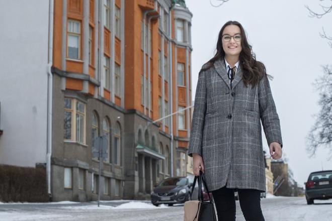 Essi Kannosto on aloittanut tänä keväänä Vaasan Nuorten Osakesäästäjien toisena yhteyshenkilönä. Suora tieto kotimaisista pörssiyrityksistä kiinnostaa nuorta sijoittajaa. Maanantaina hän osallistui Vaasan Arvopaperisijoittajien järjestämään Outokummun yhtiöesittelyyn Vaasassa. KUVA: MINNA ANTILA