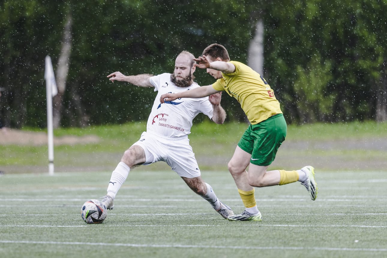 Pekka Silanderin (vas.) 1–1-osuma ei riittänyt tuomaan Kainuusta Rollon Pojille kolmea pistettä.