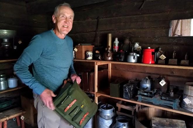 Antero Lahti esittelee Riihimuseon esineistöä kolmessa huoneessa sekä ladossa. KUVAT: MIIANELLA HERRALA
