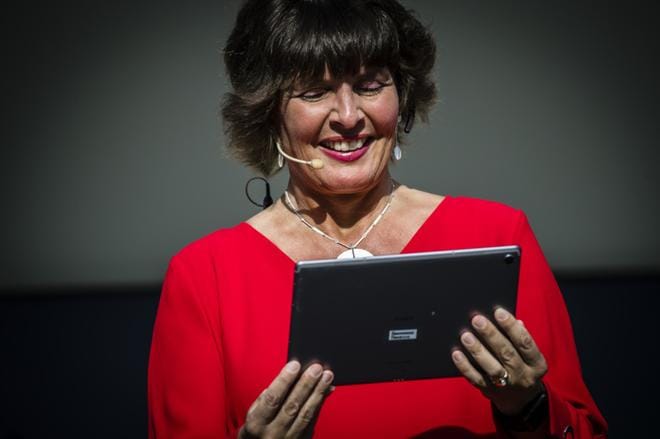 Anne Berner (kesk.) sanoo, että hallitus ei voi suoraan puuttua kelan toimintaan. KUVA: Alma Media