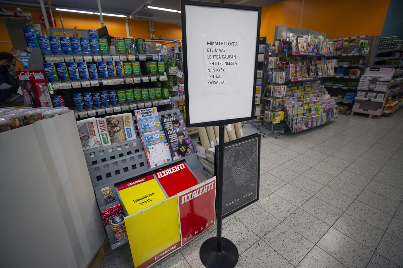 K-supermarket Wasan lehtitelineessä oli tiistaina monta tyhjää paikkaa.