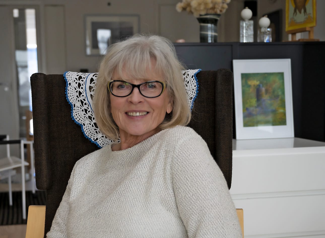 PÄÄKUVASSA. Helena Jenssen asuu nykyään 35 kilometrin päässä Narvikin kaupungista. Hänen ja puolison Per Jenssenin yhteinen koti sijaitsee vuonon pohjukassa, ja olohuoneen ikkunasta avautuu näkymä merelle ja vuorille. – Aina pystyy sään ennustamaan, kun katsoo ikkunasta vuoria. Ne kertovat tuulen suunnan varsinkin talvella, kun lumi liikkuu rinteessä.