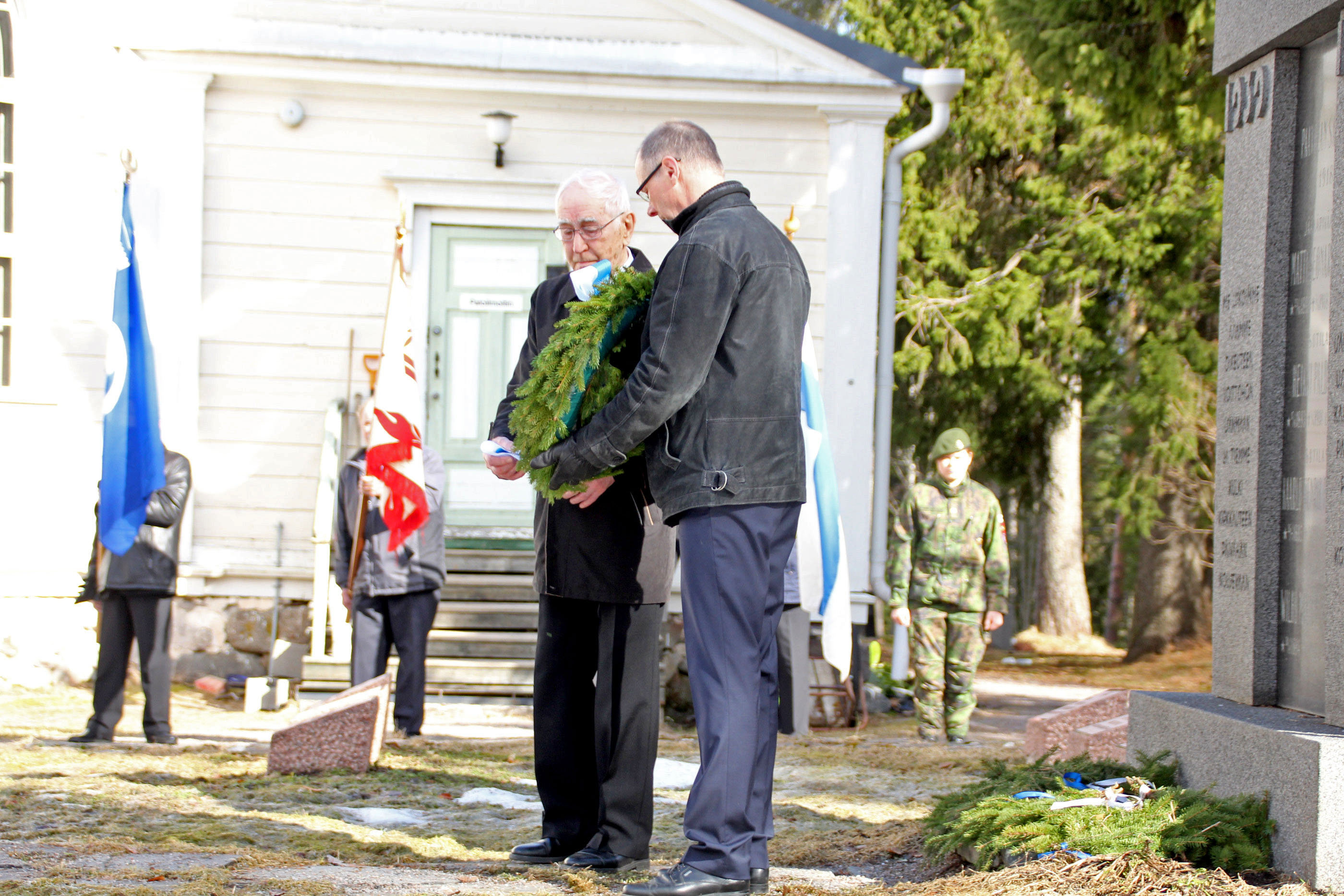 Eljas Huumonen ja Jorma Ranta laskivat seppeleen Paavolan sankarivainajien muistomerkille.