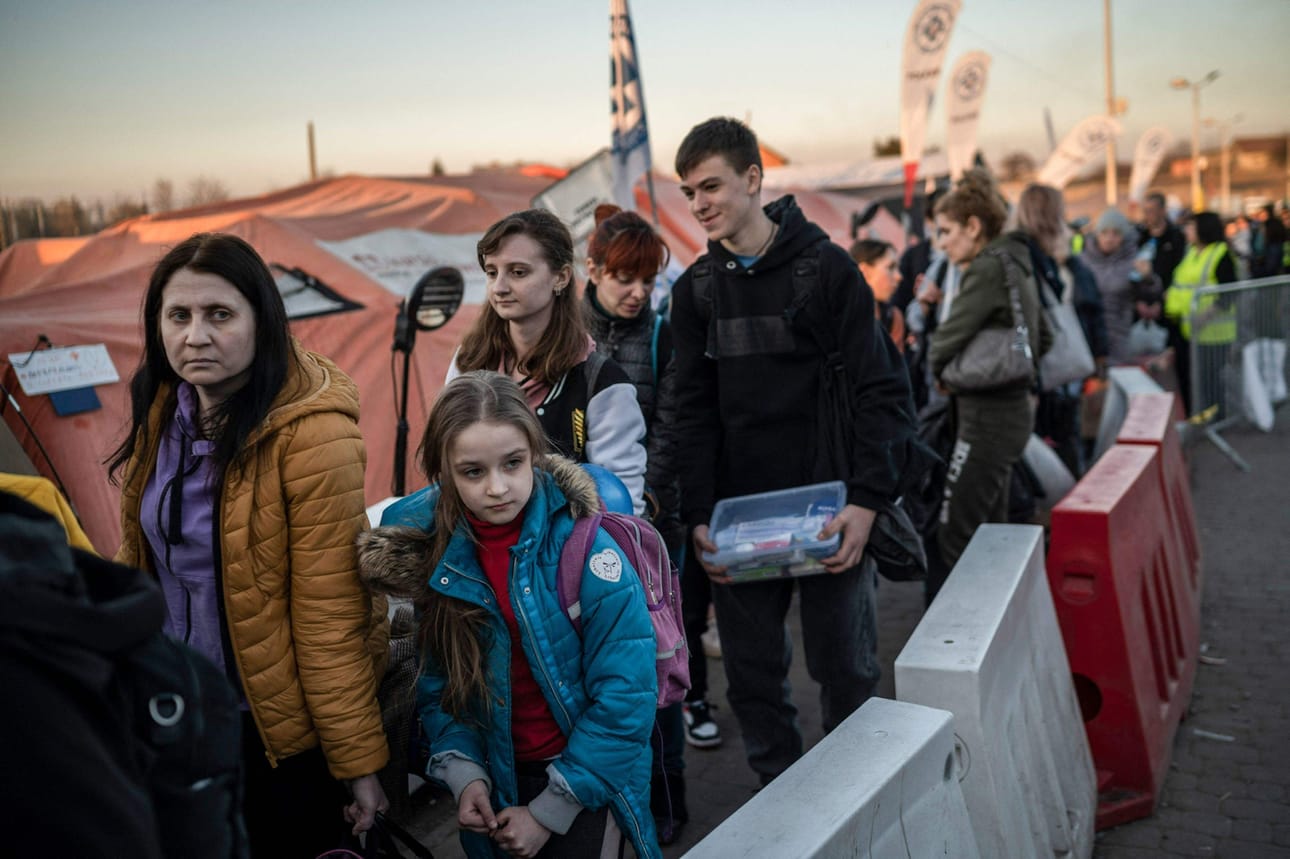 Jo noin 3,5 miljoonaa ukrainalaista on paennut sodan jaloista eri puolille Eurooppaa. Pakolaisista iso osa on lapsia ja nuoria.