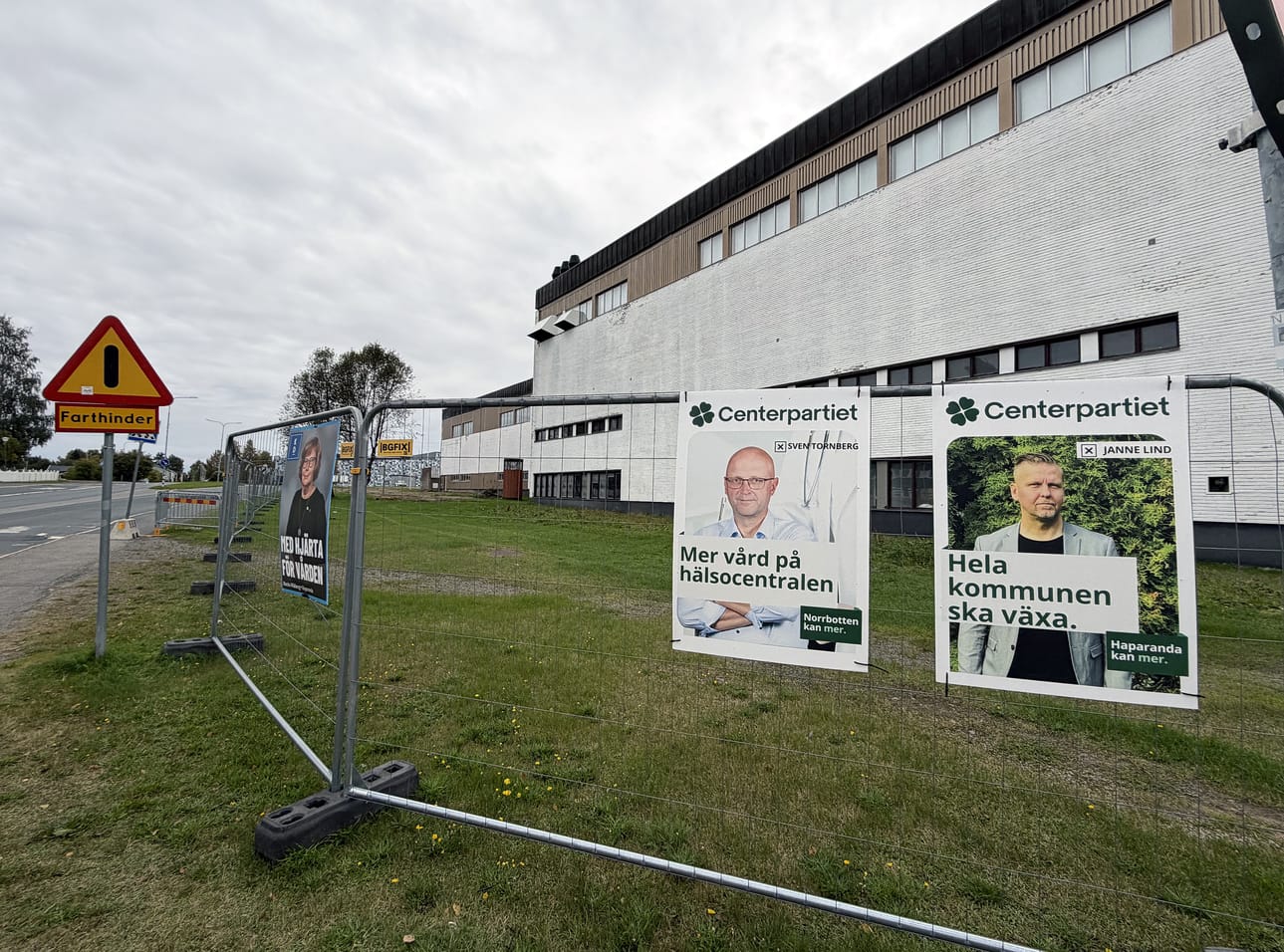 Ruotsissa on sunnuntaina kolmet vaalit. Haaparannalla vaali-into on yleensä Ruotsin laimeimpia, mutta nyt toiveena on saada väki liikkeelle. Kunnanneuvos Janne Lindin vaalimainos on purettavan urheilutalon suoja-aidassa.