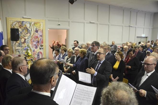 Jurva160-juhlan päätteeksi laulettiin yhdessä Vaasan marssi. Mukana oli myös Esa-Pekka Silvolan johtama Jurvan Mieslaulajat. KUVA: JAANA ALA-LAHTI